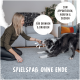 Eine Frau in einem grünen Shirt spielt mit einem schwarz-weißen Hund auf einem grauen Teppich, mit Sprechblasen über Spielzeit.
