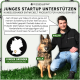 Junger Gründer Philipp aus Ravensburg mit seinem Deutschen Schäferhund Bella, wirbt für innovatives Hundeklo mit Kunstrasen.