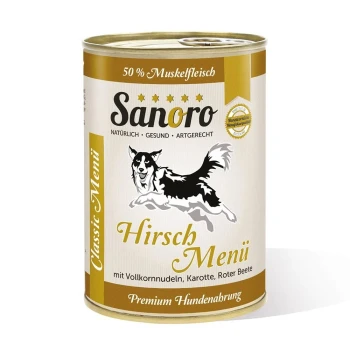 Dose Sanoro Hundefutter mit einer Illustration eines springenden Hundes, beschriftet mit "Hirsch Menü" und Zutaten wie Vollkornnudeln, Karotten und Rüben.