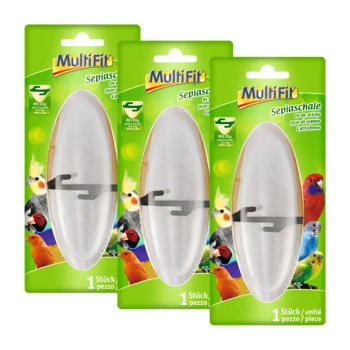 Trois paquets de cuttlebone MultiFit pour oiseaux, dotés d'un clip pour attache, avec des oiseaux colorés illustrés sur l'emballage.