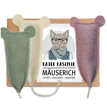Drei mit Katzenminze gefüllte Mäuse-Spielzeuge in Grün, Creme und Lila, beschriftet mit einer Cartoon-Katze und "KATER KASIMIR MÄUSERICH."