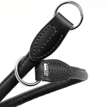 Nahaufnahme eines schwarzen Lederhundehalsbands mit silbernen Metallringen und detaillierter Naht, das die Qualität der Handwerkskunst zeigt.