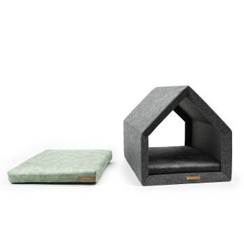 Ein stilvolles Haustierbett-Set mit einem grünen flachen Kissen und einem grauen Filzhaustierhaus mit einem dreieckigen Dach und einem schwarzen Innenraum.