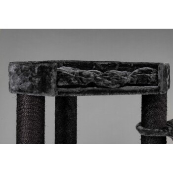 Grauer plüschiger Katzenbaum mit einer weichen, gepolsterten Oberseite und zwei stabilen schwarzen Kratzpfosten.