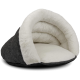Gemütliches Haustierbett mit einem weichen, plüschigen Innenraum und einem dunkelgrauen Außenbereich, mit einem gewundenen Design für zusätzlichen Komfort.