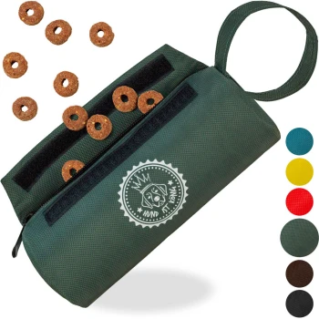 Eine grüne Leckerlitasche für Haustiere mit einem Logo, das einen Hund zeigt, umgeben von kleinen runden Hundeleckerlis, die verschiedene Farboptionen an der Seite zeigen.