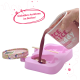 Hand gießt rosa Hundeeis in eine rosa Silikonform mit Holzstäbchen, Text „Einfaches Anrühren im Becher!“