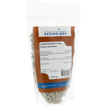 Un sac en plastique transparent contenant des granulés de nourriture pour tortues étiquetés "schweizer" avec du texte en allemand et en français détaillant les ingrédients et la composition.