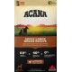 Sac de nourriture pour chiens ACANA Adult Large Breed avec deux chiens dans un champ herbeux, mettant en avant du poulet frais et de la plie crue, 60% d'ingrédients d'origine animale.