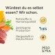 Bild von Haustierfutter, das frische Zutaten wie Karotten und Fleisch zeigt, mit dem Schwerpunkt auf natürlicher Produktion und hohem Fleischanteil.