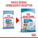 Vergleich der Verpackung von Royal Canin Welpenfutter, mit neuem Design und verbesserter Rezeptur, die die mittlere Welpenformel für 2-12 Monate hervorhebt.