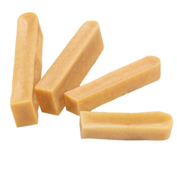 Vier rechteckige Hundekauartikel in einer hellen Tan-Farbe, auf einem weißen Hintergrund angeordnet.