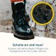 Schwarze Lederstiefel mit Wassertropfen darauf, umgeben von schlammigem Boden; der Text gibt Pflegehinweise für Lederschuhe.
