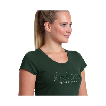 Eine Frau trägt ein dunkelgrünes T-Shirt mit dem Wort "SPOOKS" und "Reitsport" in dekorativer Schrift gestickt.
