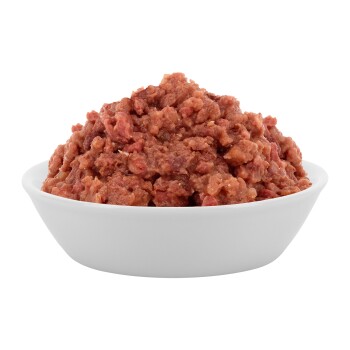 Eine weiße Schüssel, gefüllt mit einem Haufen rohem Haustierfutter, das eine grobe, fleischige Textur in verschiedenen Rosa- und Brauntönen aufweist.