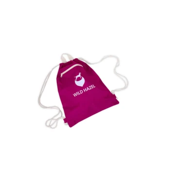 Ein lebhaft pinker Beutel mit Kordelzug und weißen Schnüren, mit dem Text 'WILD HAZEL' und einer Silhouette eines Hundes in einem Herzen.