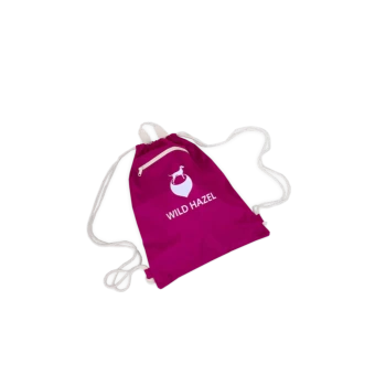 Ein lebhaft pinker Beutel mit Kordelzug und weißen Schnüren, mit dem Text 'WILD HAZEL' und einer Silhouette eines Hundes in einem Herzen.