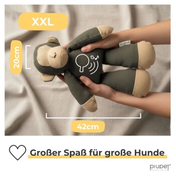 XXL Hundespielzeug Plüschaffe, 42 cm mal 20 cm, in den Händen gehalten, mit Sound-Symbol und Text „Großer Spaß für große Hunde“.