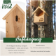 Holzvogelhaus, das an einem Baum montiert ist, mit Text, der die Aufhängungsanweisungen und Maße auf Deutsch beschreibt.