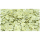 Nahaufnahme von grünlichen Haustierfutterflocken, die auf einer Oberfläche verstreut sind, und deren Textur und Form zeigen.