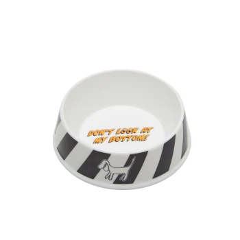 Eine weiße Hundenapf mit schwarzen Streifen, die den Text "SCHAU NICHT AUF MEINEN HINTER!" und eine einfache Hundegrafik zeigt.