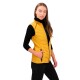 Eine Frau, die eine stilvolle gelbe gesteppte Weste über einem schwarzen Rollkragenpullover trägt, posiert mit einer Hand auf der Hüfte.