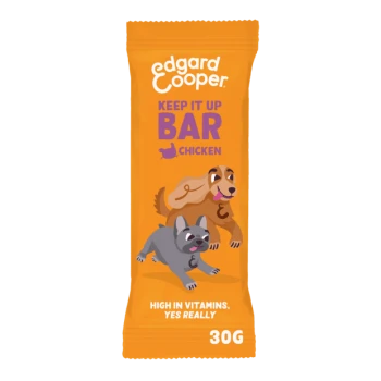 Edgard Cooper Keep It Up Chicken Bar Verpackung mit zwei verspielten Hunden, mit dem Text 'HOCH AN VITAMINEN, JA WIRKLICH' und '30G.'