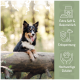 Ein zylindrischer Hundesnackbehälter mit der Aufschrift "ALPHAZOO" und "MICH KANNST DU EINFACH VERFÜTTERN" sowie "IN ALLER SEELENRUHE", umgeben von Leckerlis.