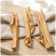 Nahaufnahme eines Hundes, der ein Kauprodukt hält, mit dem Text "Natur pur", der die Vorteile von luftgetrockneten, zusatzstofffreien, zahnmedizinischen Produkten hervorhebt.