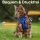 Eine getigerte Katze in einem blauen Geschirr sitzt auf Gras, mit Text: "Bequem & Druckfrei," "freie Schulterblätter," "extra leichtes Neopren."