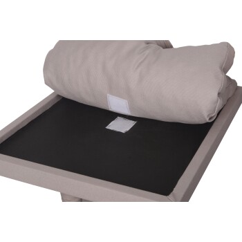 Ein graues Haustierbett mit einem abnehmbaren Kissen, das eine schwarze Schlafoberfläche und Klettverschlüsse zur Befestigung aufweist.