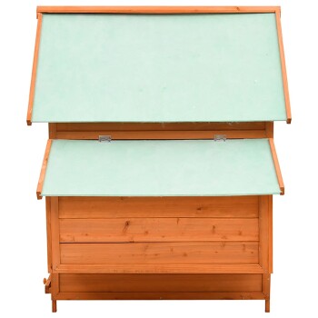 Holzhaustierhaus mit einem schrägen grünen Dach, mit zwei öffnbaren Abschnitten für einfachen Zugang.