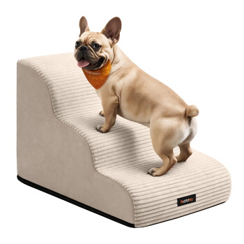 Hellbraune Französische Bulldogge mit orangefarbenem Halstuch steht auf beige gerippten Haustiertreppen mit ‚feandrea‘-Logo.