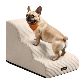 Hellbraune Französische Bulldogge mit orangefarbenem Halstuch steht auf beige gerippten Haustiertreppen mit ‚feandrea‘-Logo.