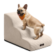 Hellbraune Französische Bulldogge mit orangefarbenem Halstuch steht auf beige gerippten Haustiertreppen mit ‚feandrea‘-Logo.