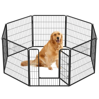 Ein Golden Retriever sitzt in einem schwarzen Metallspielbereich für Haustiere mit acht Paneelen und einer Tür, entworfen für die Sicherheit und Eingrenzung von Haustieren.