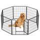 Ein Golden Retriever sitzt in einem schwarzen Metallspielbereich für Haustiere mit acht Paneelen und einer Tür, entworfen für die Sicherheit und Eingrenzung von Haustieren.