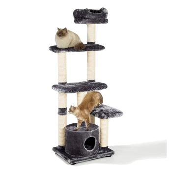 Zwei Katzen erkunden einen hohen grauen Katzenbaum: eine flauschige weiße oben und eine tan-braune unten, mit mehreren Plattformen und einem Versteck.