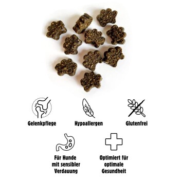 Braune, pfotenförmige Hundeleckerlis auf einem weißen Hintergrund, gekennzeichnet als hypoallergen, glutenfrei und geeignet für empfindliche Verdauung und Gelenkpflege.