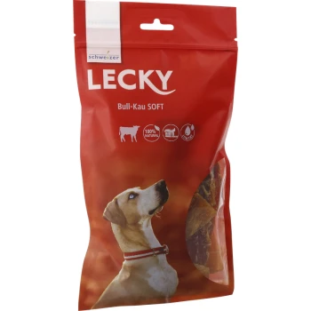 Rote Verpackung für Lecky Bull-Kau SOFT Hundeleckerlis mit einem Hund, der nach oben schaut, mit Symbolen, die 100% natürliche Zutaten anzeigen.