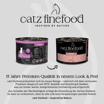 Zwei Dosen Catz Finefood Katzenfutter, alte und neue Verpackung, mit Text über 15 Jahre Premiumqualität und Marken-Nachhaltigkeit.