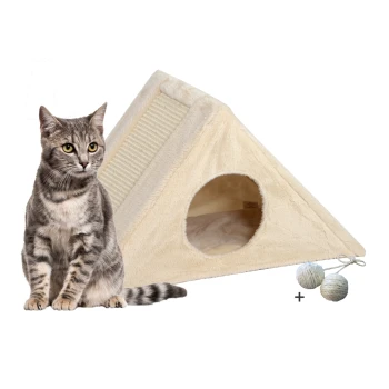 Eine graue getigerte Katze sitzt neben einem cremefarbenen dreieckigen Katzenhaus mit einem runden Eingang und einer Kratzseite, begleitet von zwei Spielbällen.