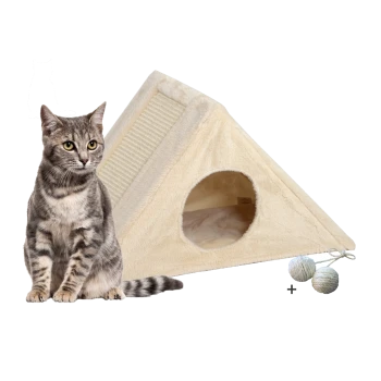 Eine graue getigerte Katze sitzt neben einem cremefarbenen dreieckigen Katzenhaus mit einem runden Eingang und einer Kratzseite, begleitet von zwei Spielbällen.