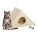 Eine graue getigerte Katze sitzt neben einem cremefarbenen dreieckigen Katzenhaus mit einem runden Eingang und einer Kratzseite, begleitet von zwei Spielbällen.