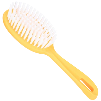 Brosse de toilettage pour animaux de compagnie jaune avec des poils blancs, conçue pour brosser le pelage.