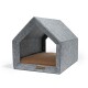 Graues Filzhaustierhaus mit einem dreieckigen Dach und einem braunen Kissen im Inneren, mit einem kleinen Logosticker auf der Vorderseite.