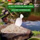Granuliertes Teichmittel auf einem Stein am Teich, mit einem Schaufel oben. Text: "Klares Teichwasser ohne Chemie" und "Reduziert Schwebalgen."