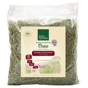 Tüte mit regionalem Wiesenheu mit der Aufschrift "Real Nature," geeignet für Nagetiere und Zwergkaninchen, mit grünem Gras und natürlichen Bildern.