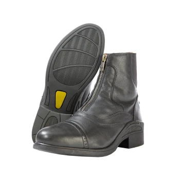 Schwarze Leder-Reitstiefel mit einem seitlichen Reißverschluss und einer strukturierten Gummisohle, die eine polierte Spitze und dekorative Nähte zeigen.