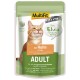Beutel mit MultiFit Katzenfutter, das eine lächelnde orangefarbene Tabbykatze namens Elvis zeigt, beschriftet mit "Erwachsene" und Hähnchen in Sauce.